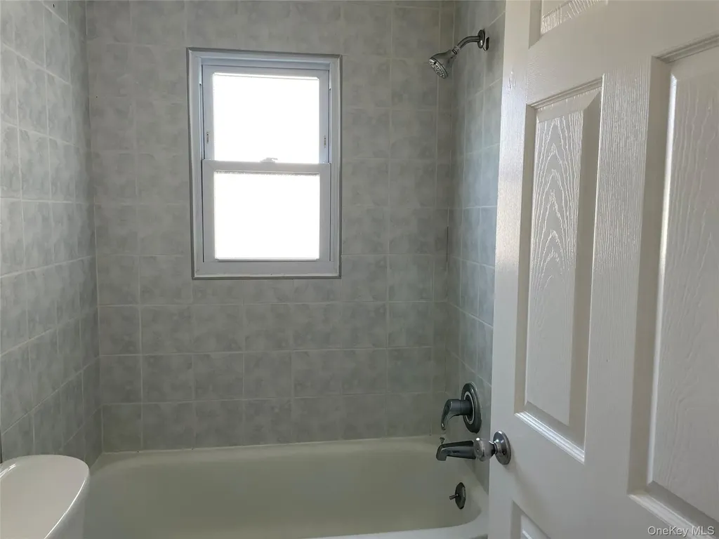 10 Mckinley Lindenhurst NY 11757