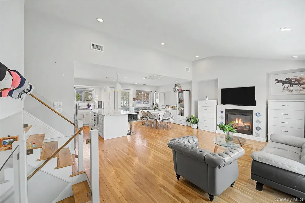 47 Favorite Lane Jericho NY 11753