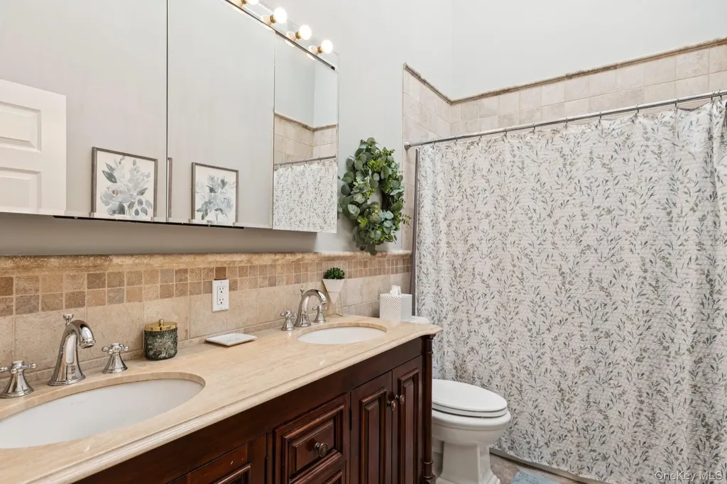 155 Bengeyfield Drive East Williston NY 11596
