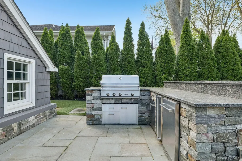 155 Bengeyfield Drive East Williston NY 11596