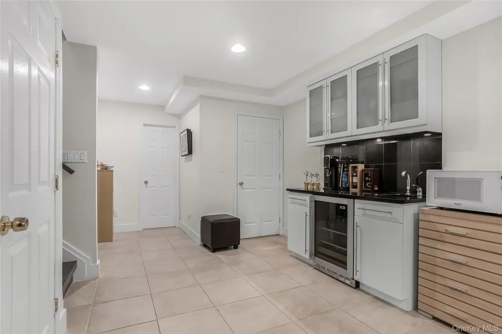 813 5th Avenue New Hyde Park NY 11040