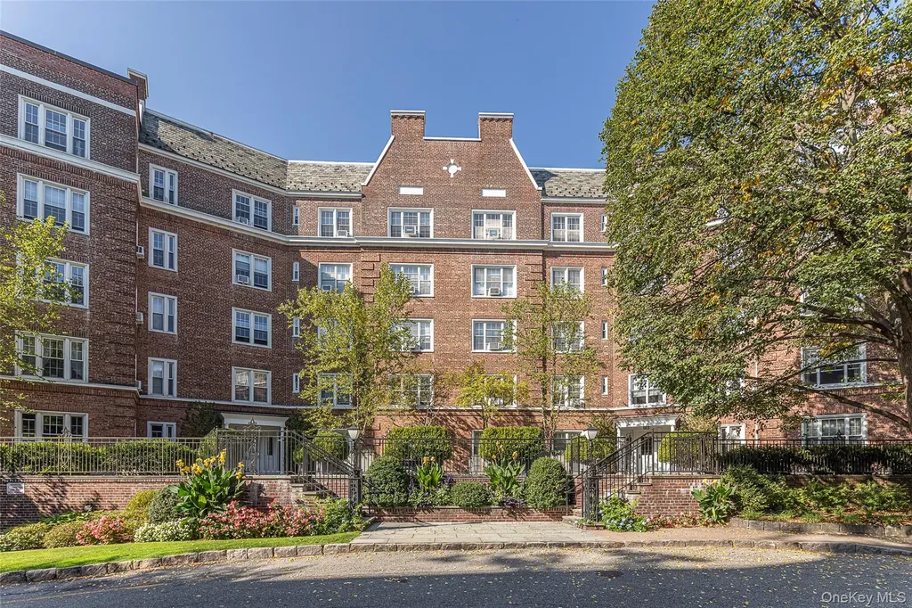 6 Midland Gardens Bronxville NY 10708