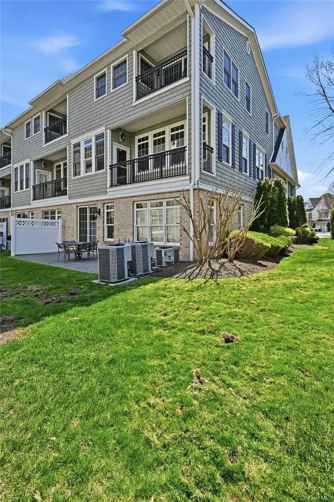 477 Pacing Way Westbury NY 11590