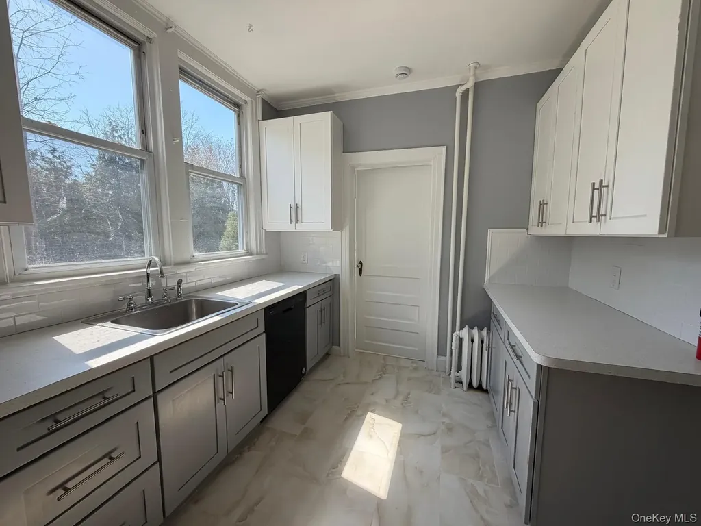 24 Doxsey Place Lynbrook NY 11563