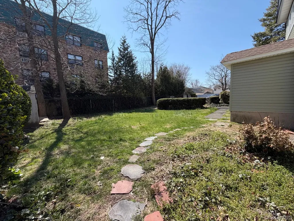 24 Doxsey Place Lynbrook NY 11563
