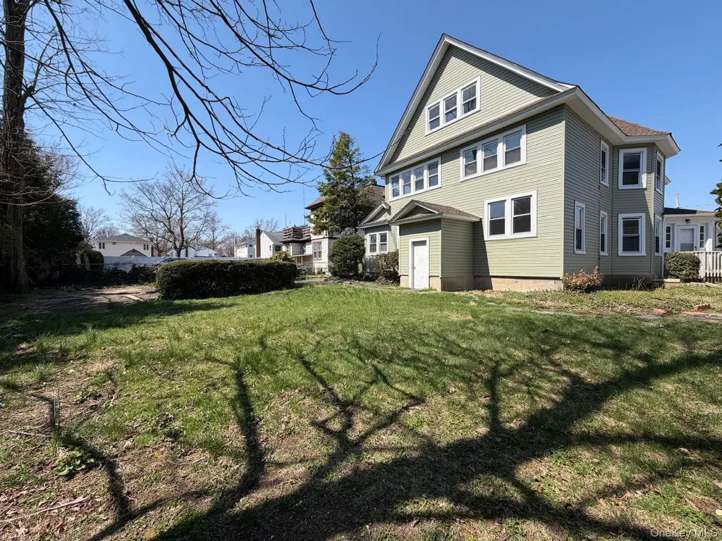 24 Doxsey Place Lynbrook NY 11563