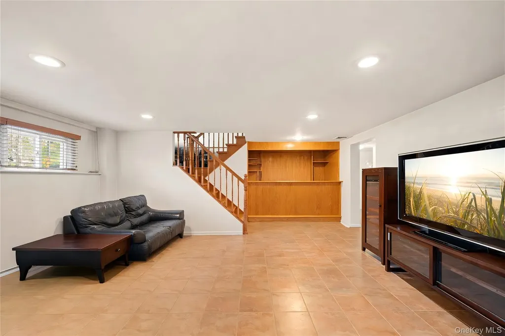 150 Roxton Road Plainview NY 11803
