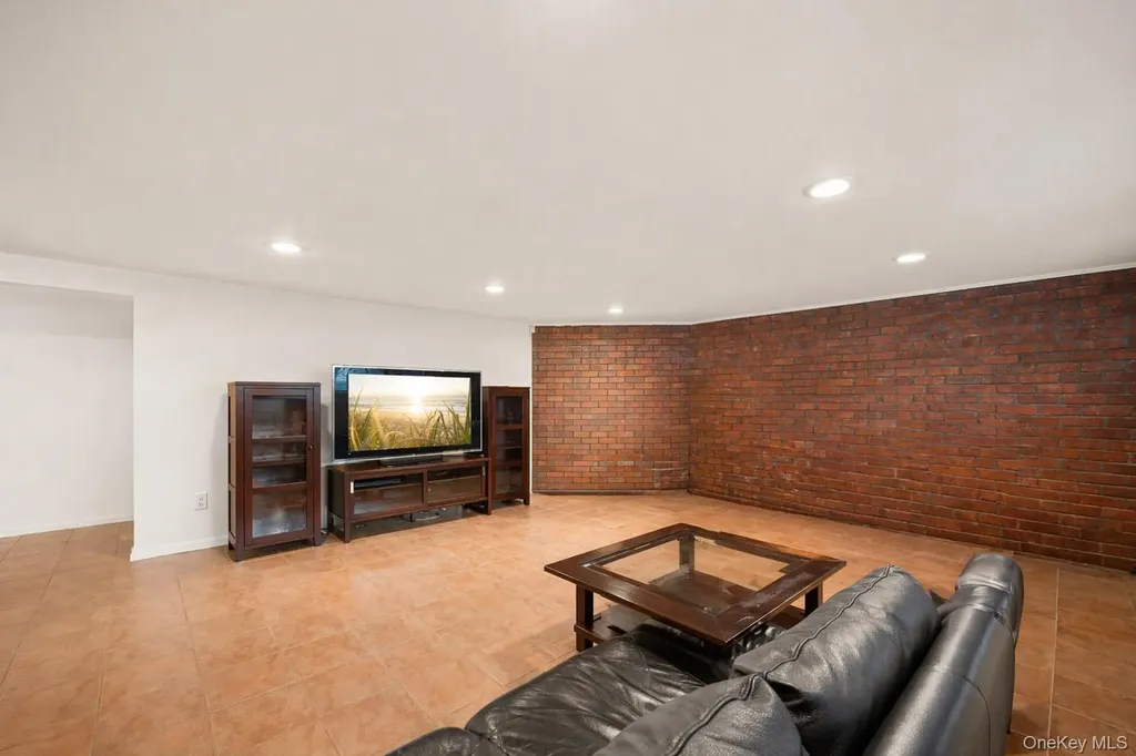 150 Roxton Road Plainview NY 11803