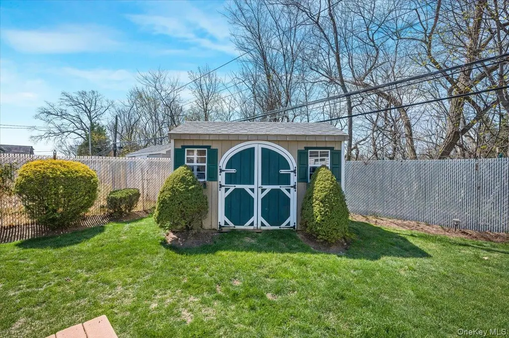 18 Seitz Drive Bethpage NY 11714