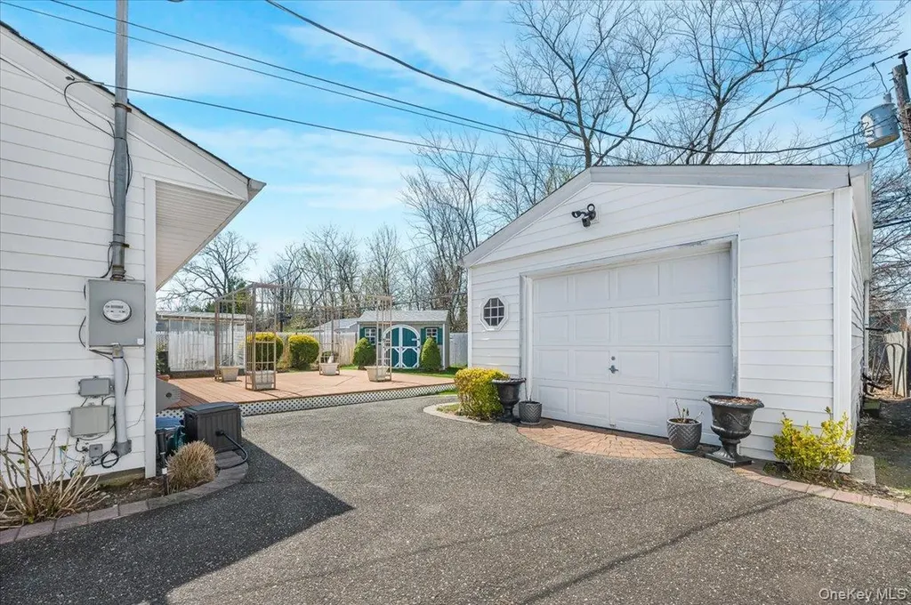 18 Seitz Drive Bethpage NY 11714