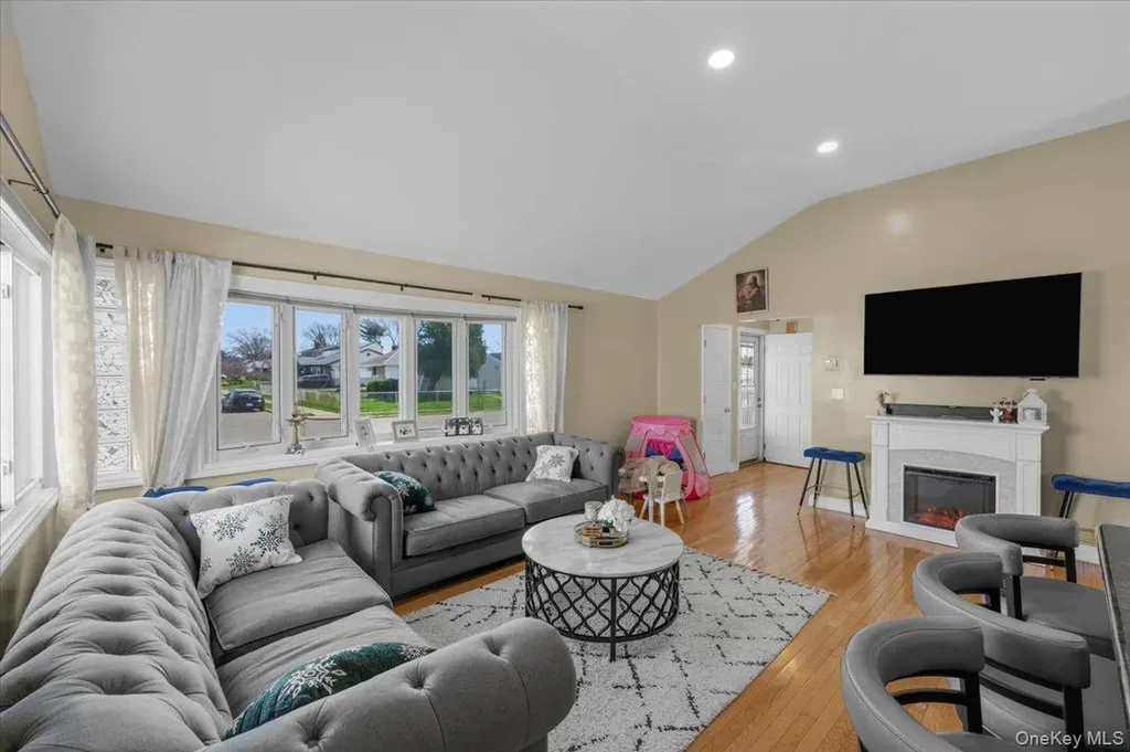 18 Seitz Drive Bethpage NY 11714