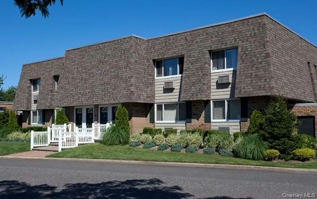 10 Philip Walk West Babylon NY 11704