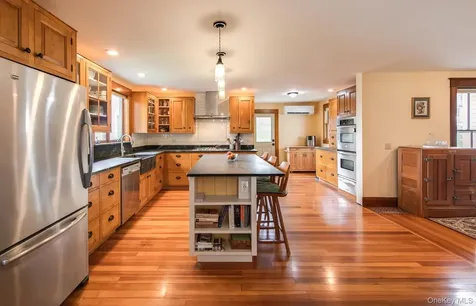 949 Freedom Road Pleasant Valley NY 12569
