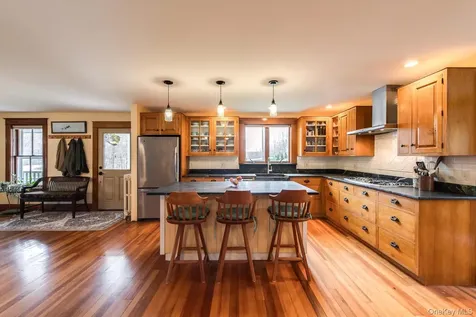 949 Freedom Road Pleasant Valley NY 12569