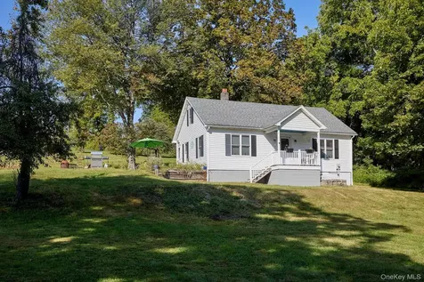949 Freedom Road Pleasant Valley NY 12569