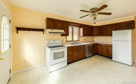 949 Freedom Road Pleasant Valley NY 12569