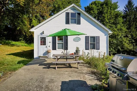 949 Freedom Road Pleasant Valley NY 12569