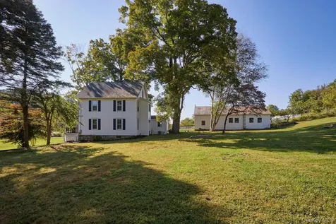 949 Freedom Road Pleasant Valley NY 12569