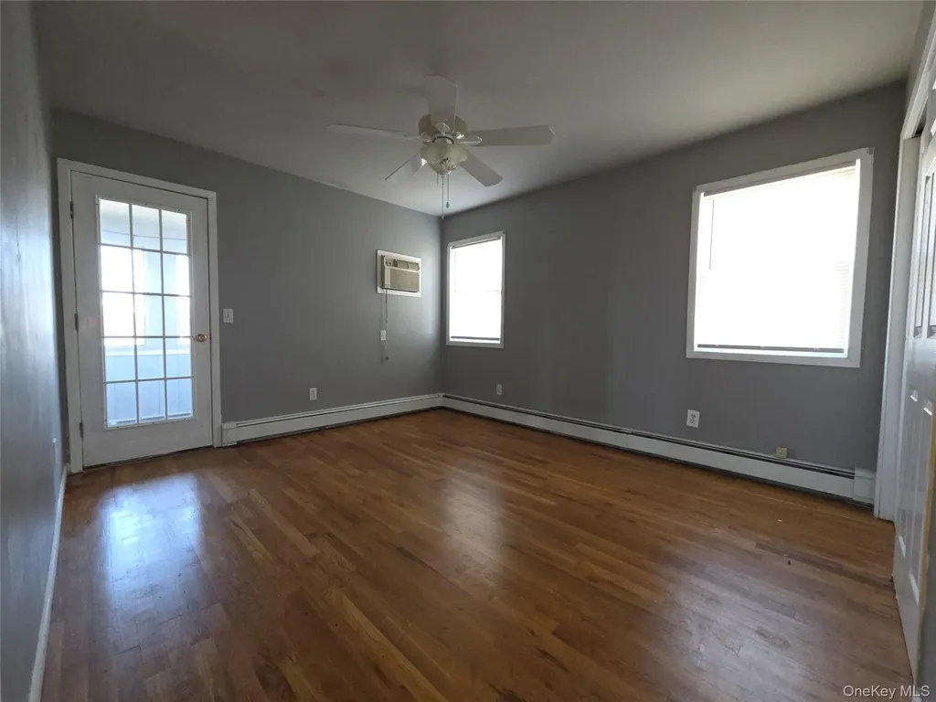 657 N Delaware Avenue Lindenhurst NY 11757