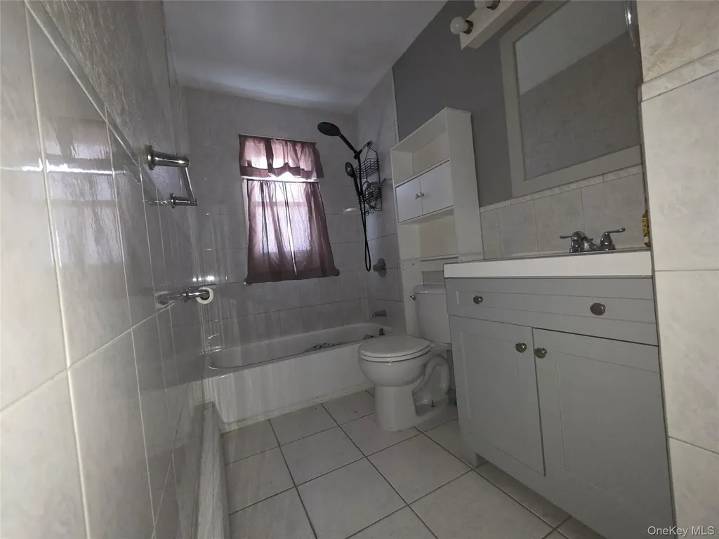 657 N Delaware Avenue Lindenhurst NY 11757