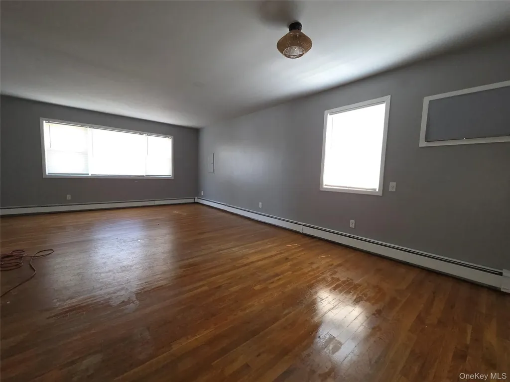 657 N Delaware Avenue Lindenhurst NY 11757