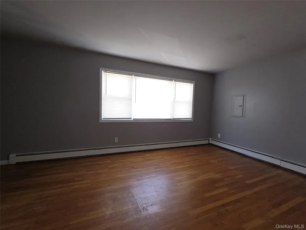 657 N Delaware Avenue Lindenhurst NY 11757