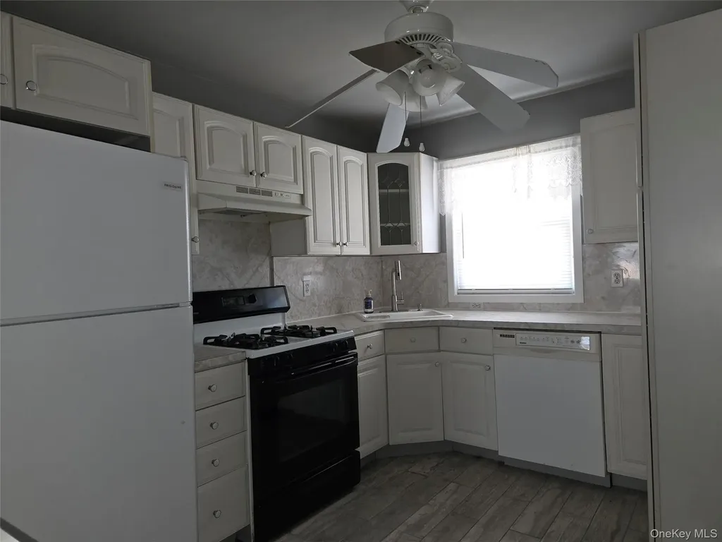 657 N Delaware Avenue Lindenhurst NY 11757