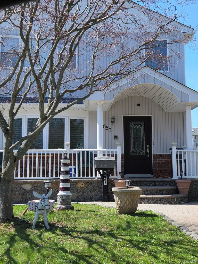 657 N Delaware Avenue Lindenhurst NY 11757