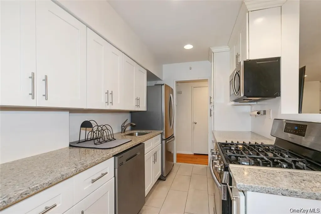 25 Canterbury Road Great Neck NY 11021