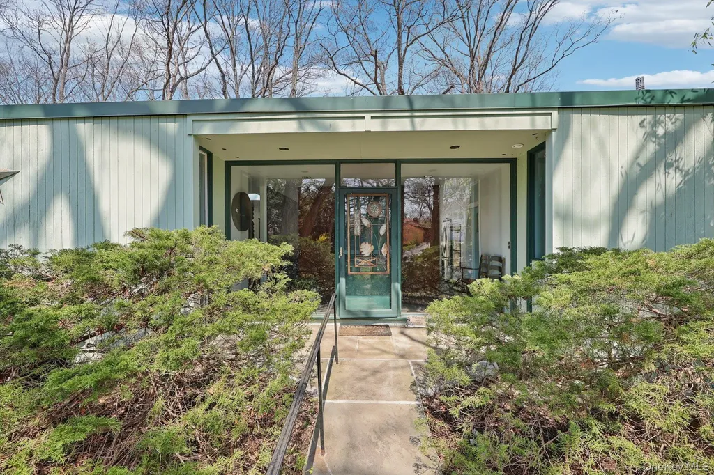 44 Old Country Road New Rochelle NY 10804