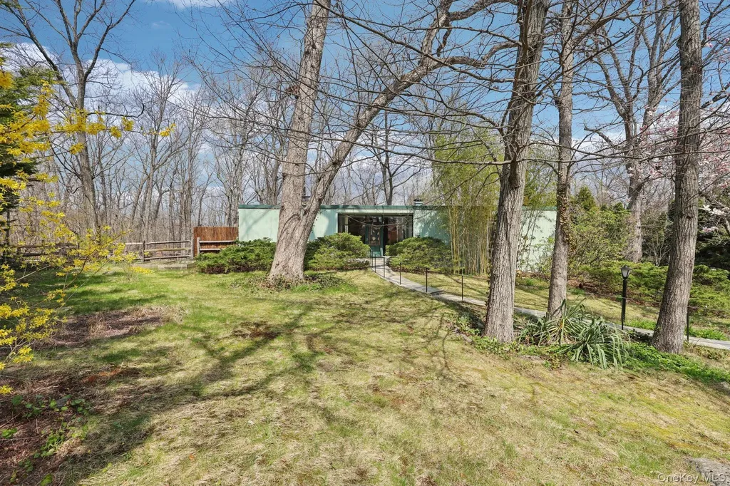 44 Old Country Road New Rochelle NY 10804