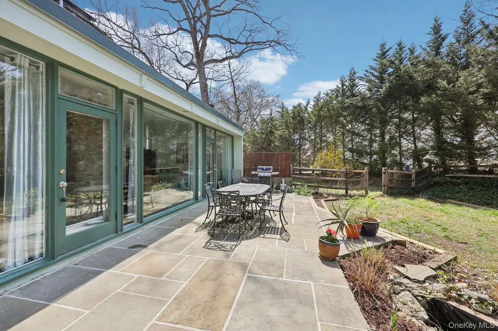 44 Old Country Road New Rochelle NY 10804
