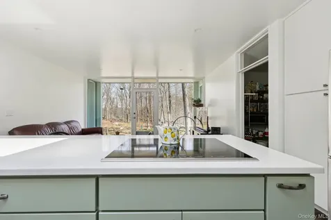 44 Old Country Road New Rochelle NY 10804