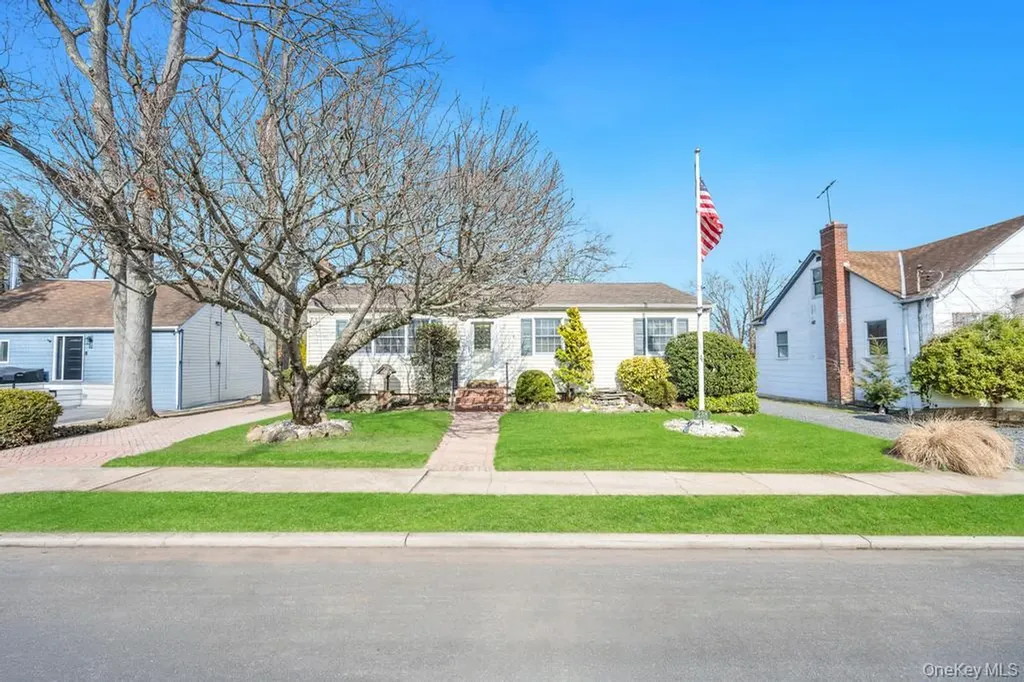 238 Centre Avenue Lindenhurst NY 11757