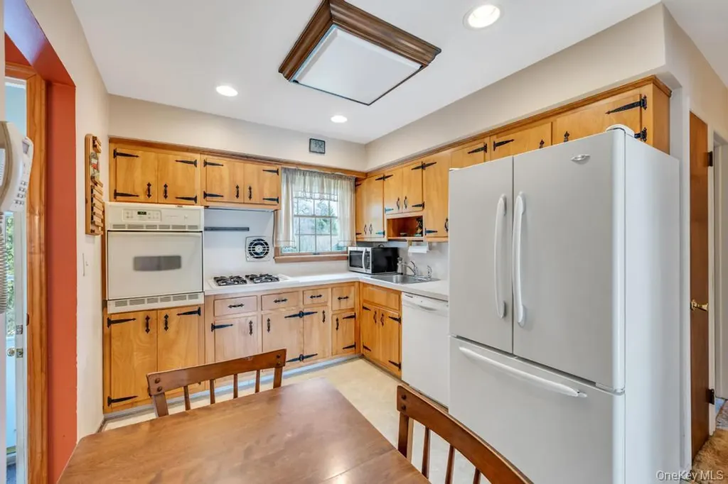 238 Centre Avenue Lindenhurst NY 11757