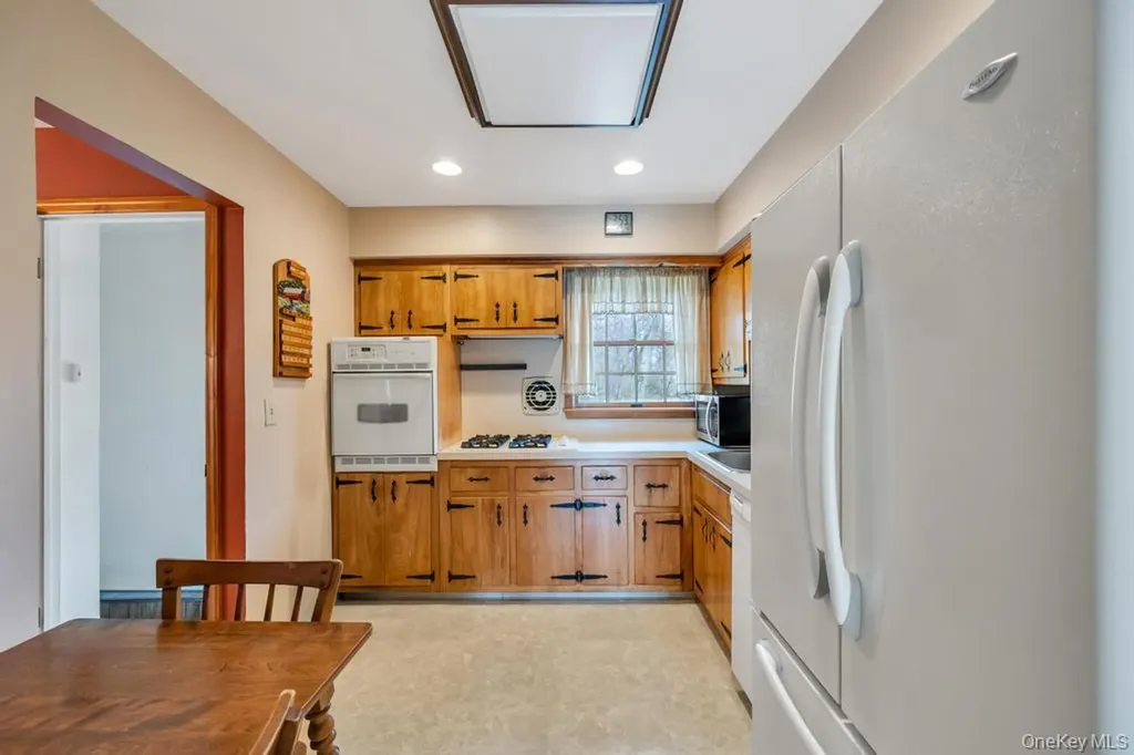 238 Centre Avenue Lindenhurst NY 11757