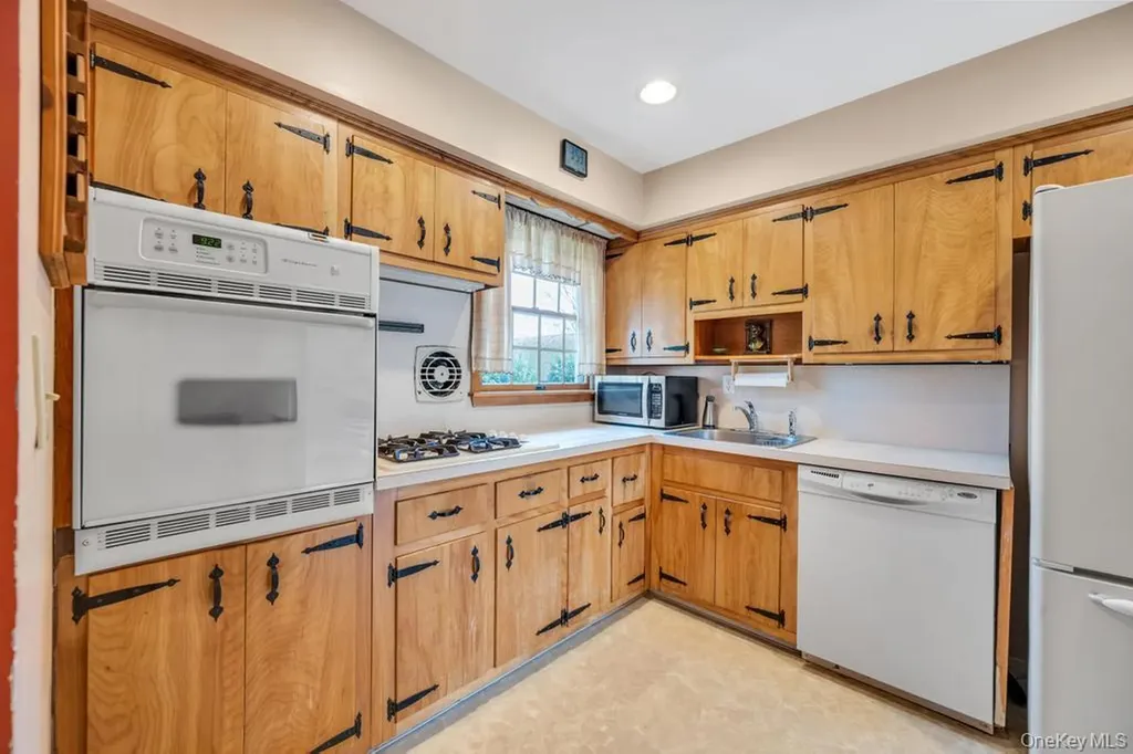 238 Centre Avenue Lindenhurst NY 11757