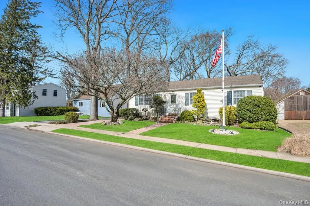 238 Centre Avenue Lindenhurst NY 11757