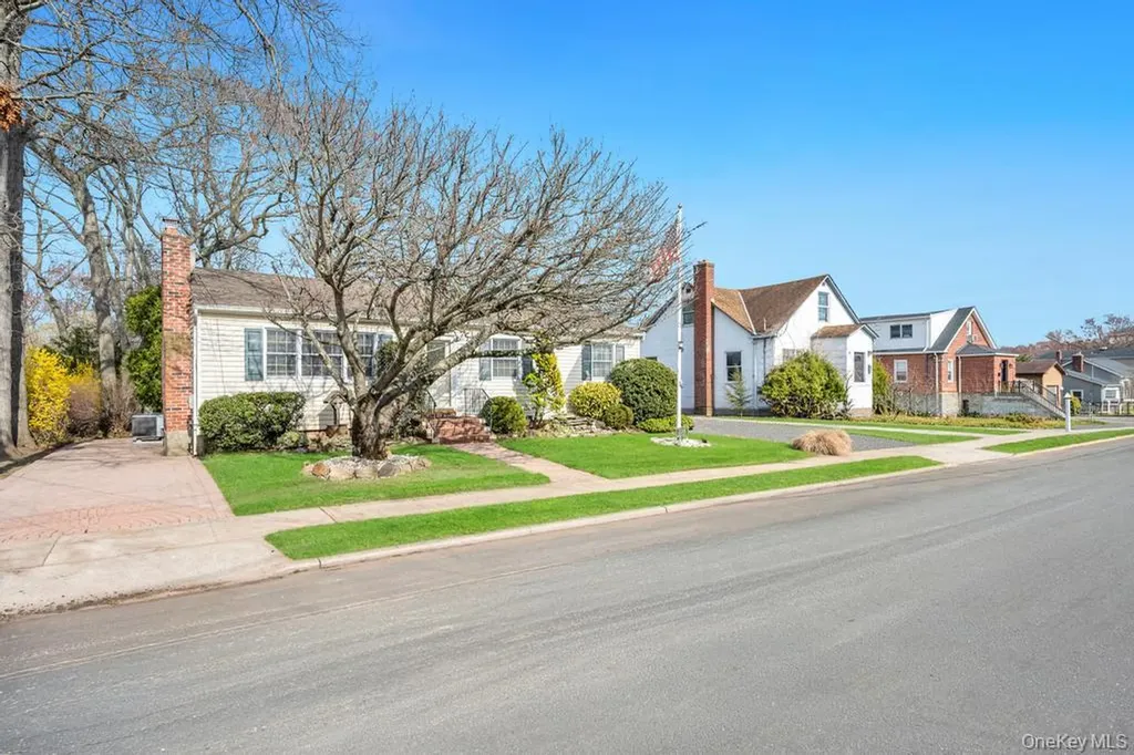 238 Centre Avenue Lindenhurst NY 11757
