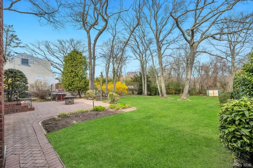 238 Centre Avenue Lindenhurst NY 11757