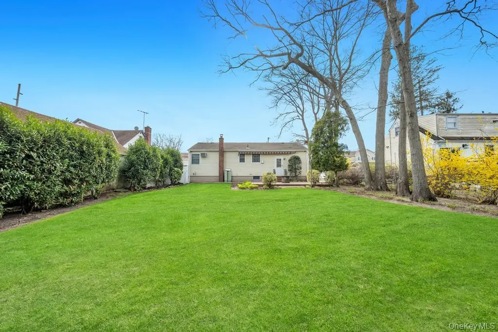 238 Centre Avenue Lindenhurst NY 11757