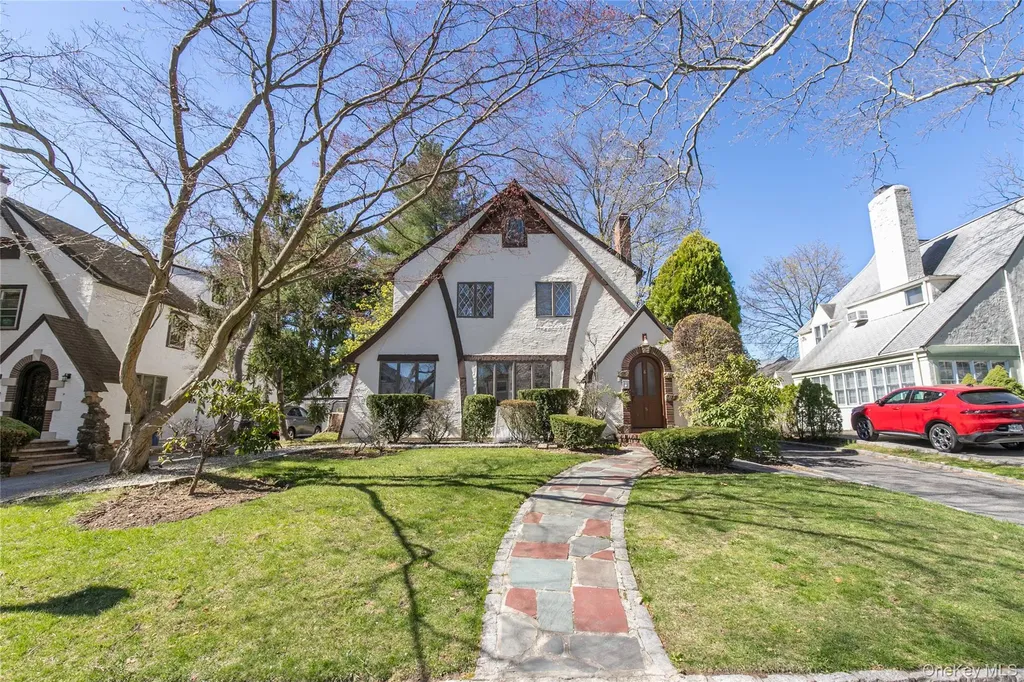 8 Stuart Street Great Neck NY 11023