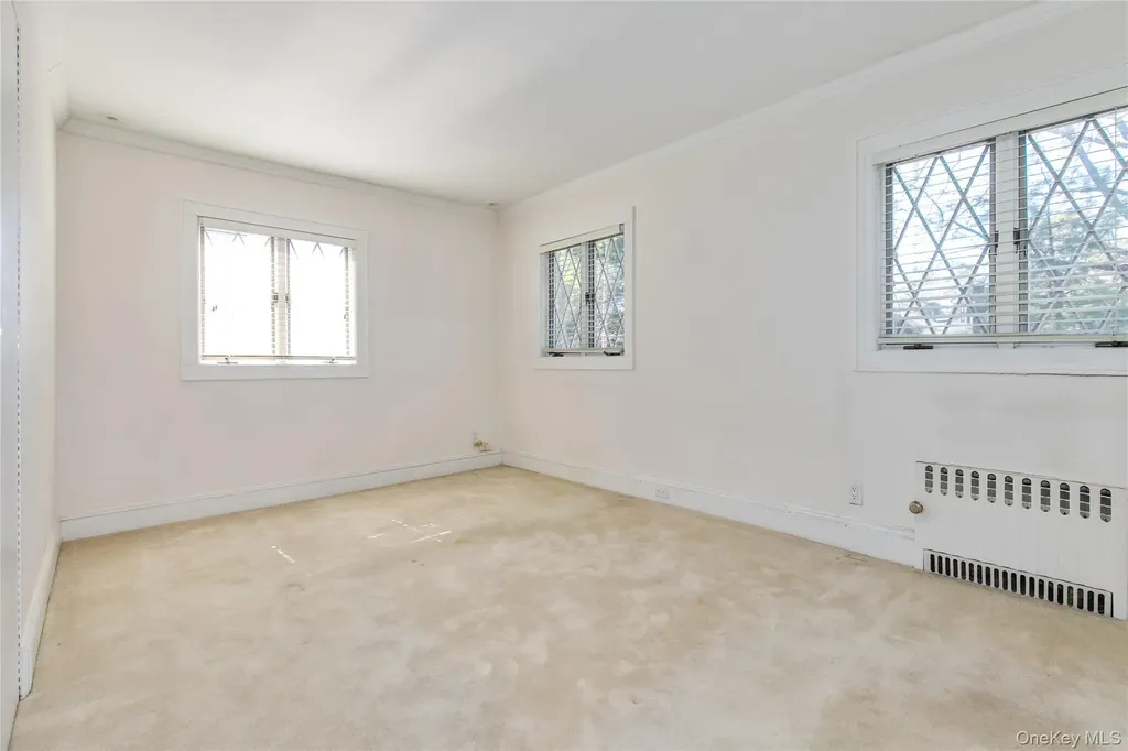 8 Stuart Street Great Neck NY 11023