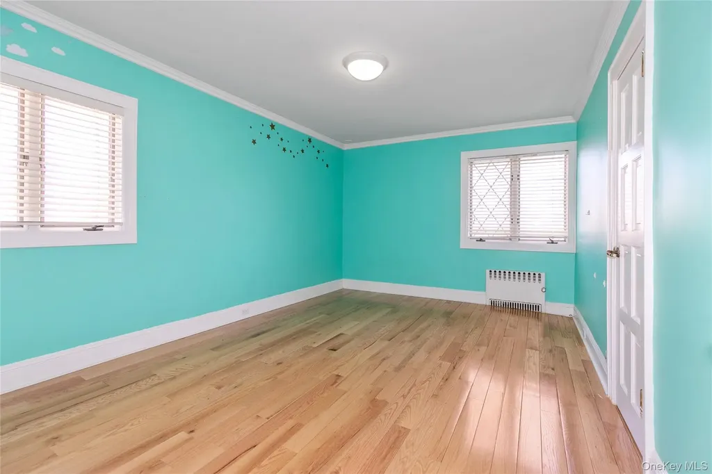 8 Stuart Street Great Neck NY 11023