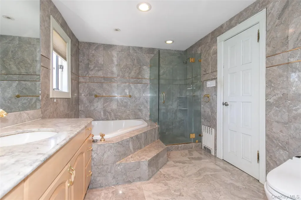 8 Stuart Street Great Neck NY 11023