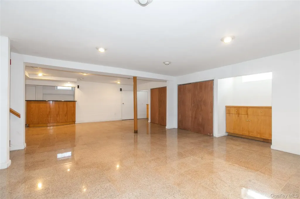 8 Stuart Street Great Neck NY 11023