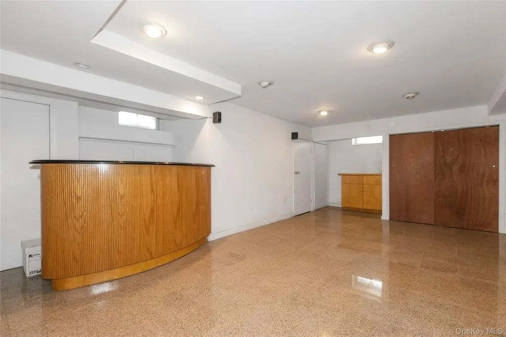 8 Stuart Street Great Neck NY 11023
