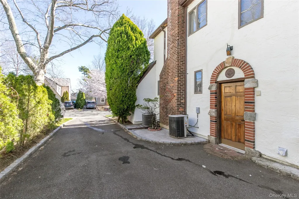 8 Stuart Street Great Neck NY 11023