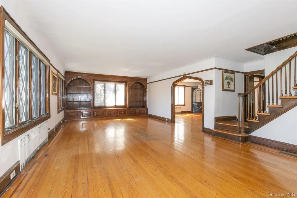 8 Stuart Street Great Neck NY 11023
