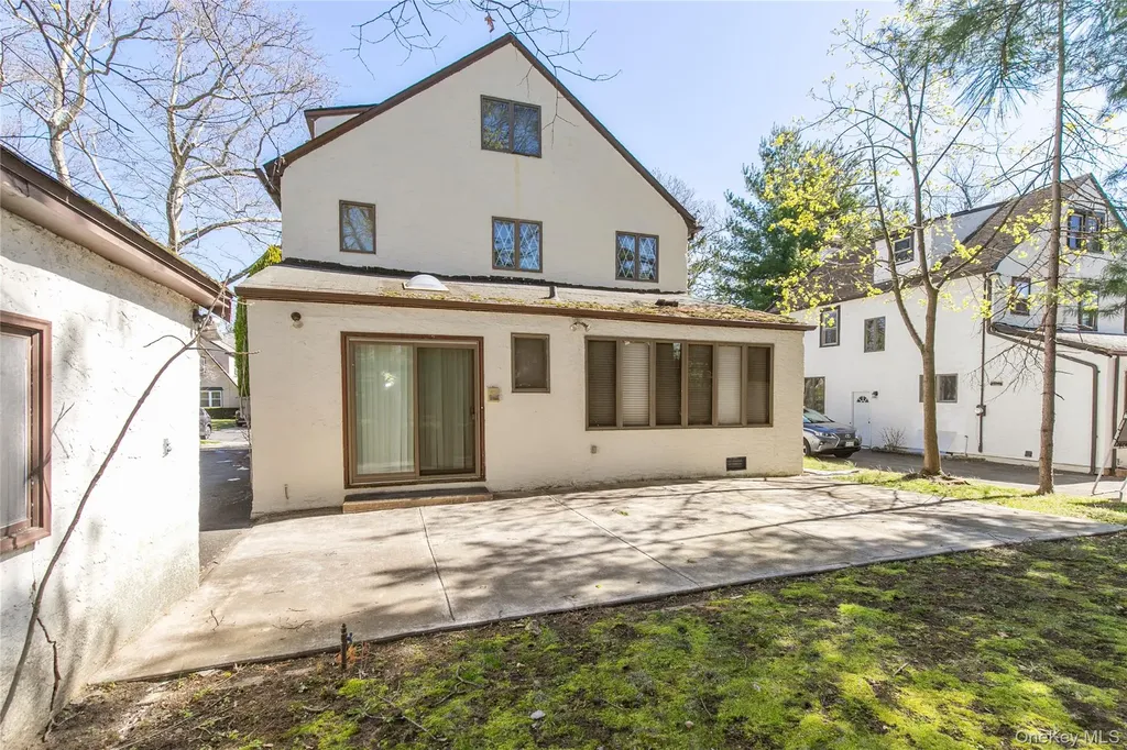 8 Stuart Street Great Neck NY 11023